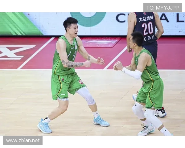 仲满穿得比老板还讲究，场下完全不像一个打球的！