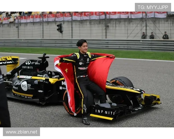 周冠宇赛道上像电影男主，刷到他和朋友吃夜宵那张图整个人懵了