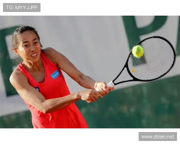 张帅训练完提着名牌包走出球场，路人表情比比赛还热闹